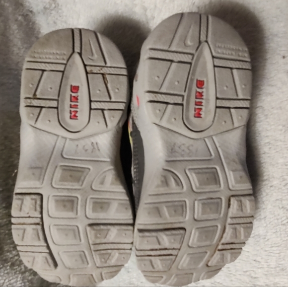 Nike Girl's Toddler Size 5C Sneaker Gray Yellow & Pink - Picture 4 of 6